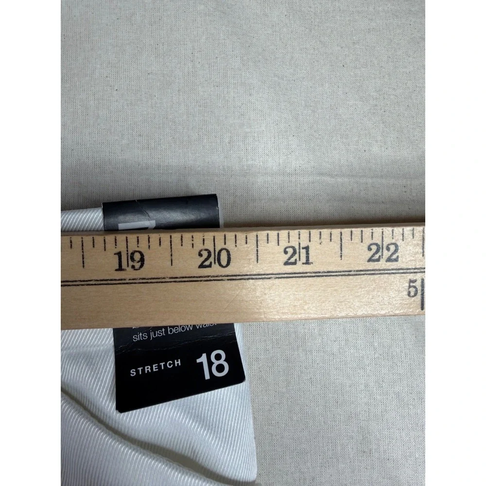 NWT 7th Avenue Bermuda Short size 18 White - Picture 10 of 12